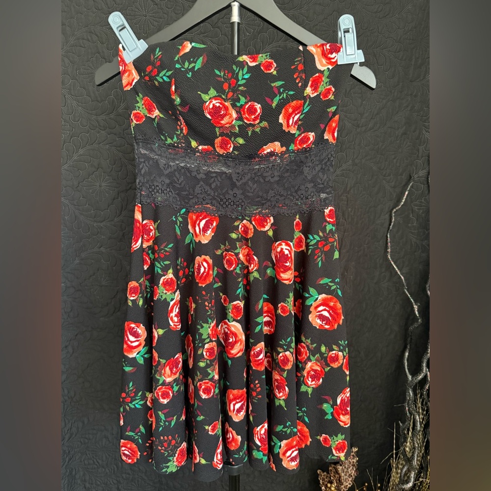 Floral Strapless Dress with Black Lace Detail by Wild Daisy Women’s Size M